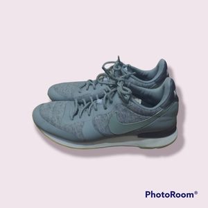Nike women's  internationalist fleece sneakers.